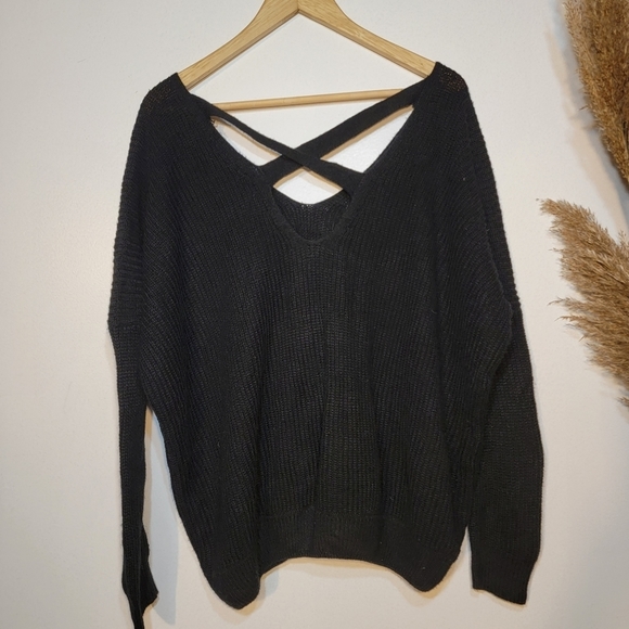 FOREVER 21 black V-neck black knit with back detail. Size M - Picture 5 of 5